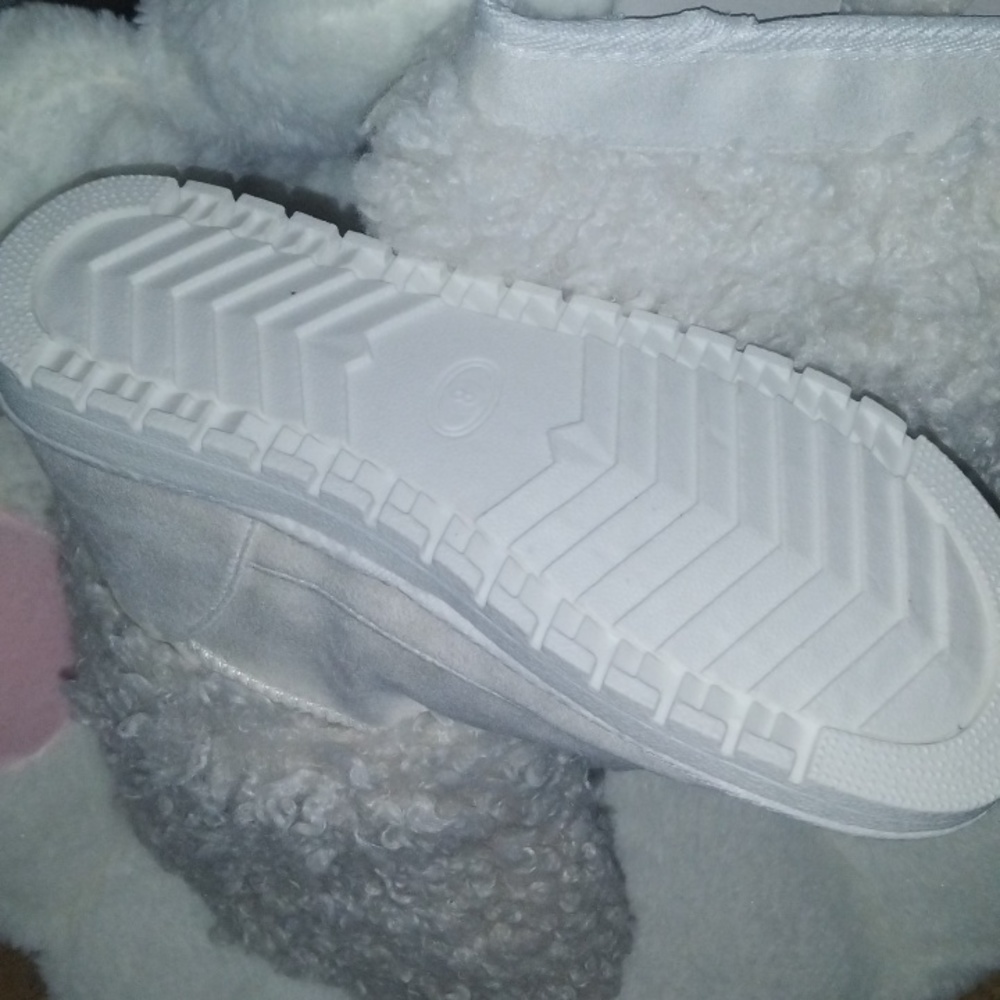 Fuzzy boots - Picture 4 of 4